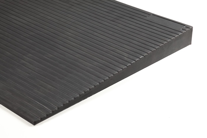 Rubber ramp with anti-slip surface