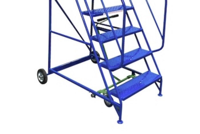 Mobile ladder with central brake
