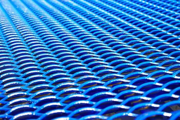 Steel yard ramp with mesh surface 