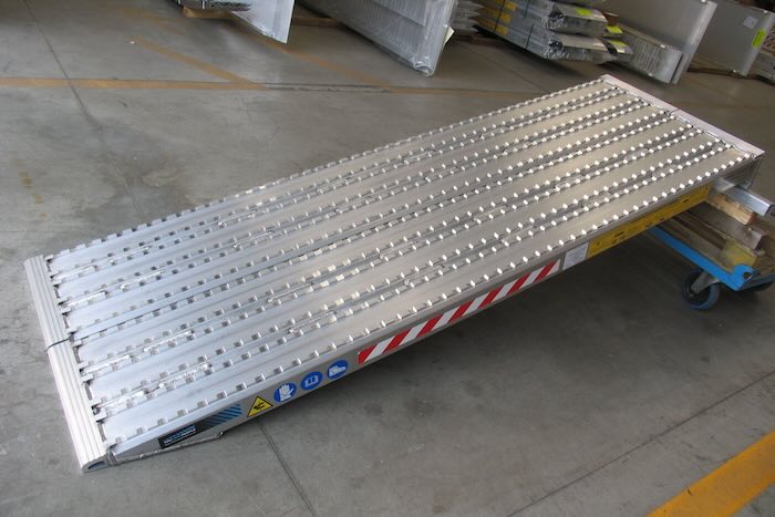 Heavy duty loading ramps for steel tracked vehicles 