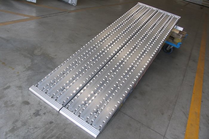 Pair of heavy duty loading ramps for steel tracked machinery 