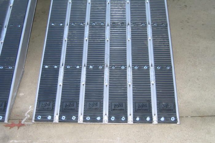 Surface of the rubber loading ramps for steel tracked machines 