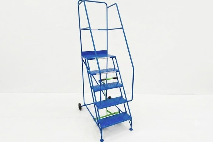 Mobile safety step ladder with central brake 