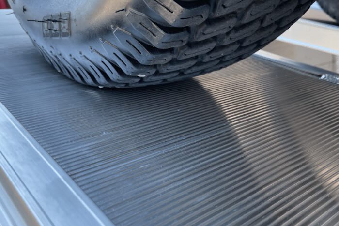 Aluminium loading ramps with R13 surface