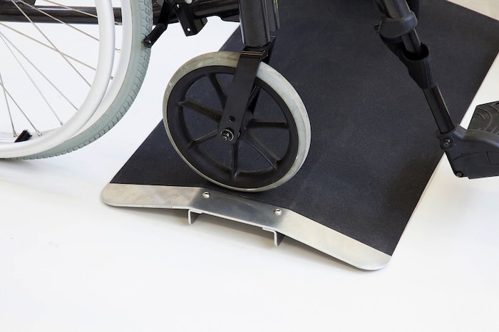 Aluminium bridge ramp with anti-slip surface