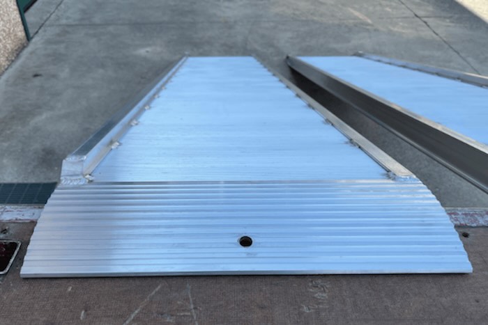 Aluminium loading ramps with rest on connection