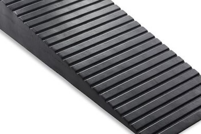 Rubber kerb ramp with anti-slip surface