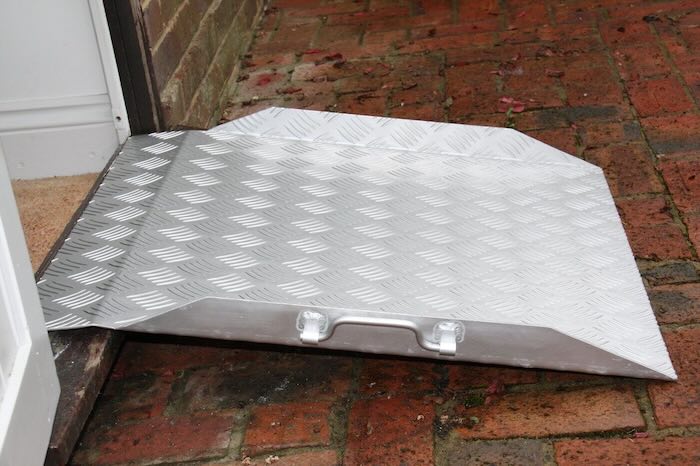 Portable threshold ramp for doorstep