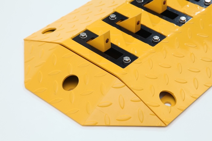 Tyre killer flow plate with spikes