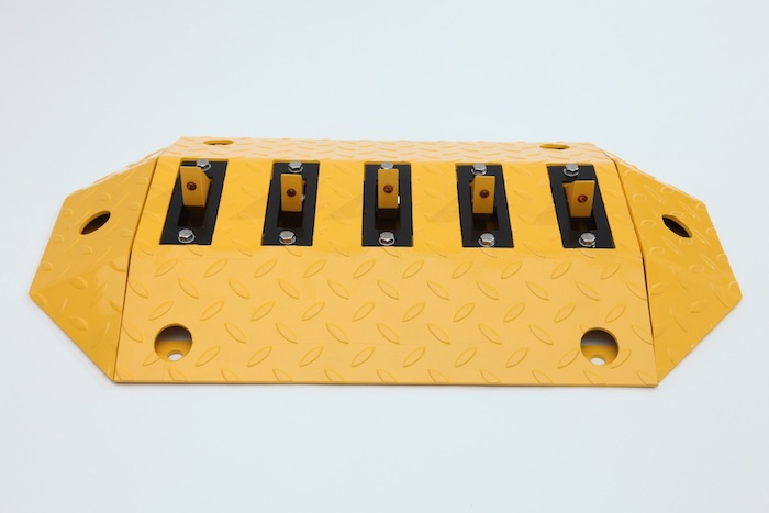 Heavy duty flow plate with sharks teeth