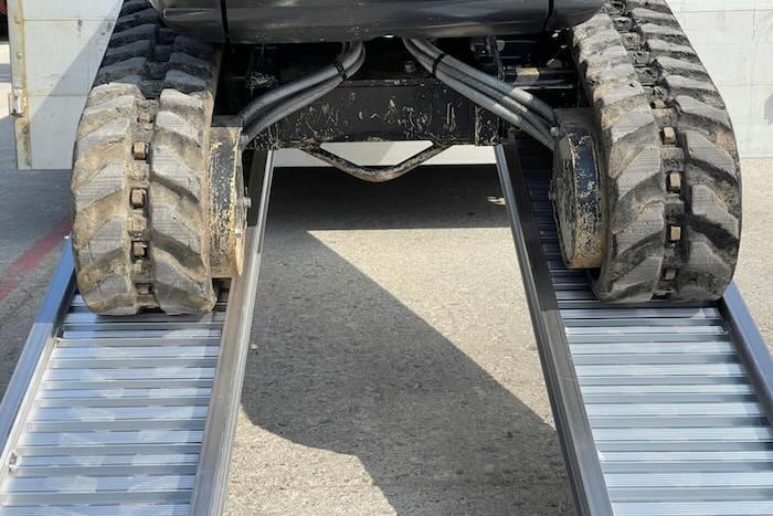 Aluminium loading ramps with R13 surface