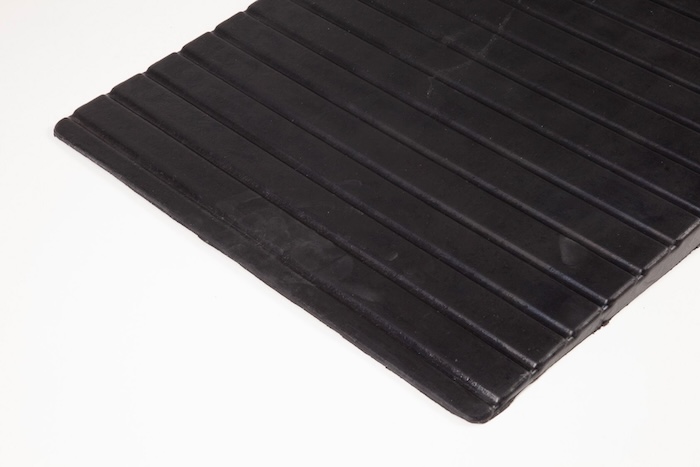 Rubber ramp with anti-slip surface