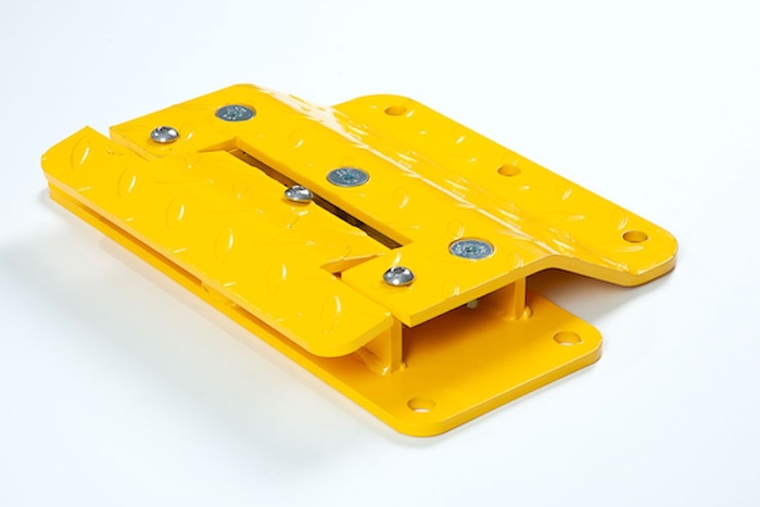 Flow plate with locking bolt 