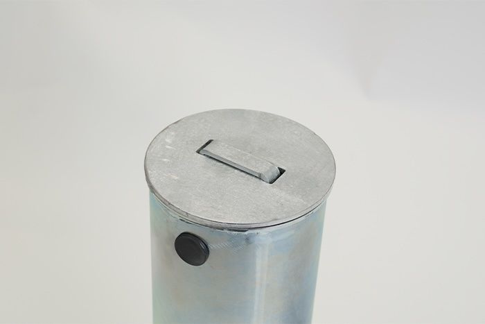 Manual bollard with handle 