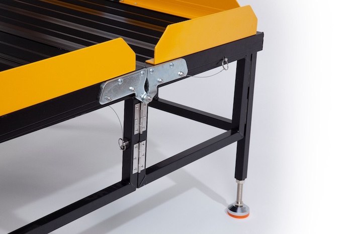 Adjustable platform with safety edges Adjustable platform with safety edges