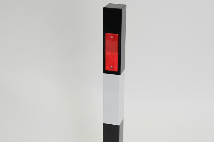 Bollard with reflectors 