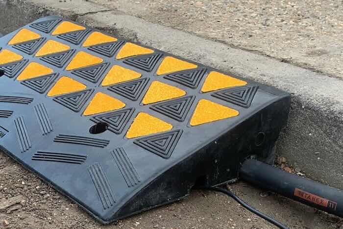 Rubber kerb ramp with cable protection