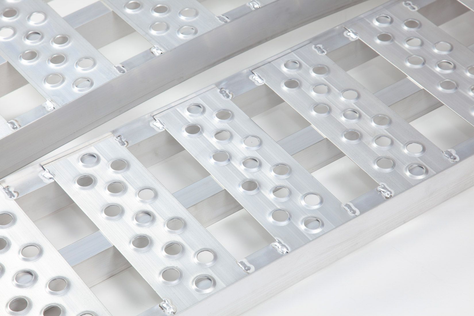 Loading ramps with anti-slip surface