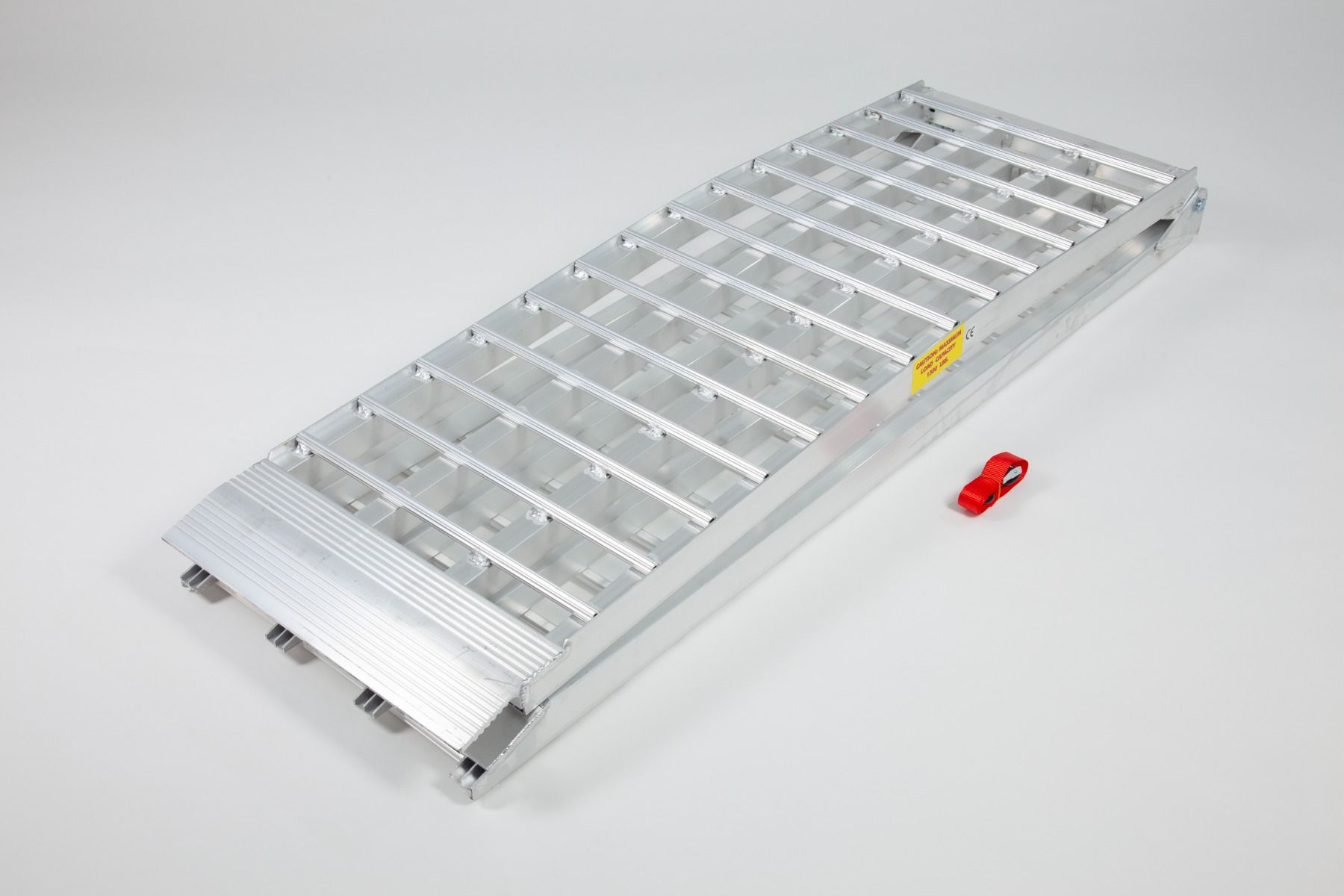 Folding loading ramp