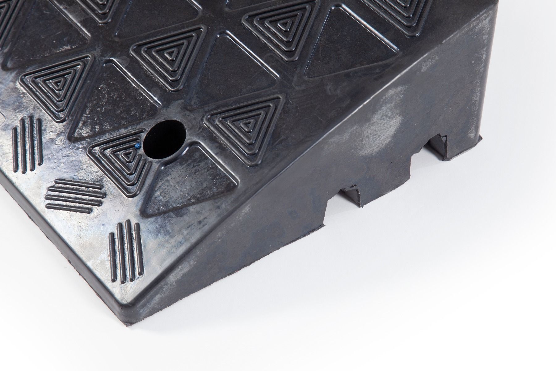 Rubber kerb ramp with anti-slip surface Rubber kerb ramp with anti-slip surface