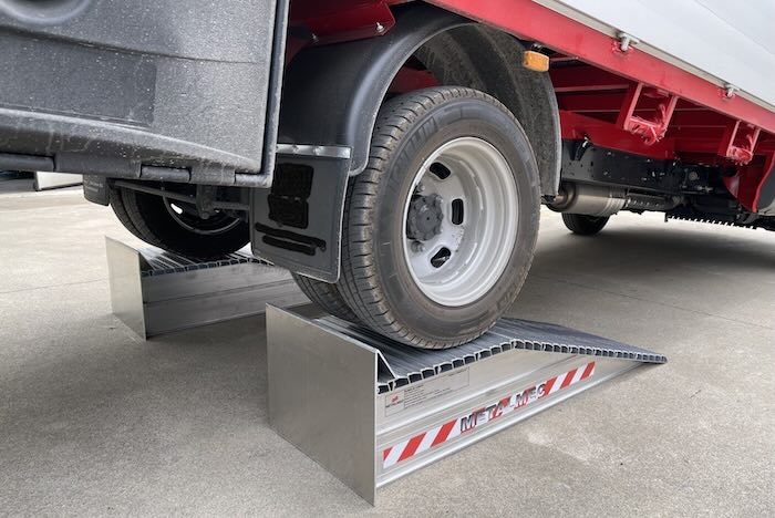 Pair of aluminium wheel risers