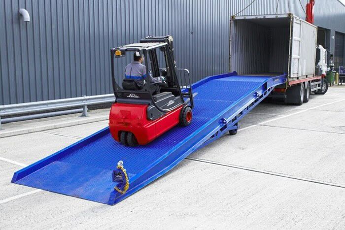 Mobile yard ramp with forklift driving up