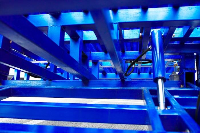 Yard ramp with hydraulic assist to adjust the height